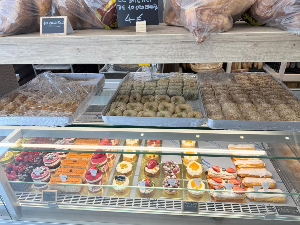 Baklavas et croissants côte à côte, mélange de pâtisseries turques et françaises