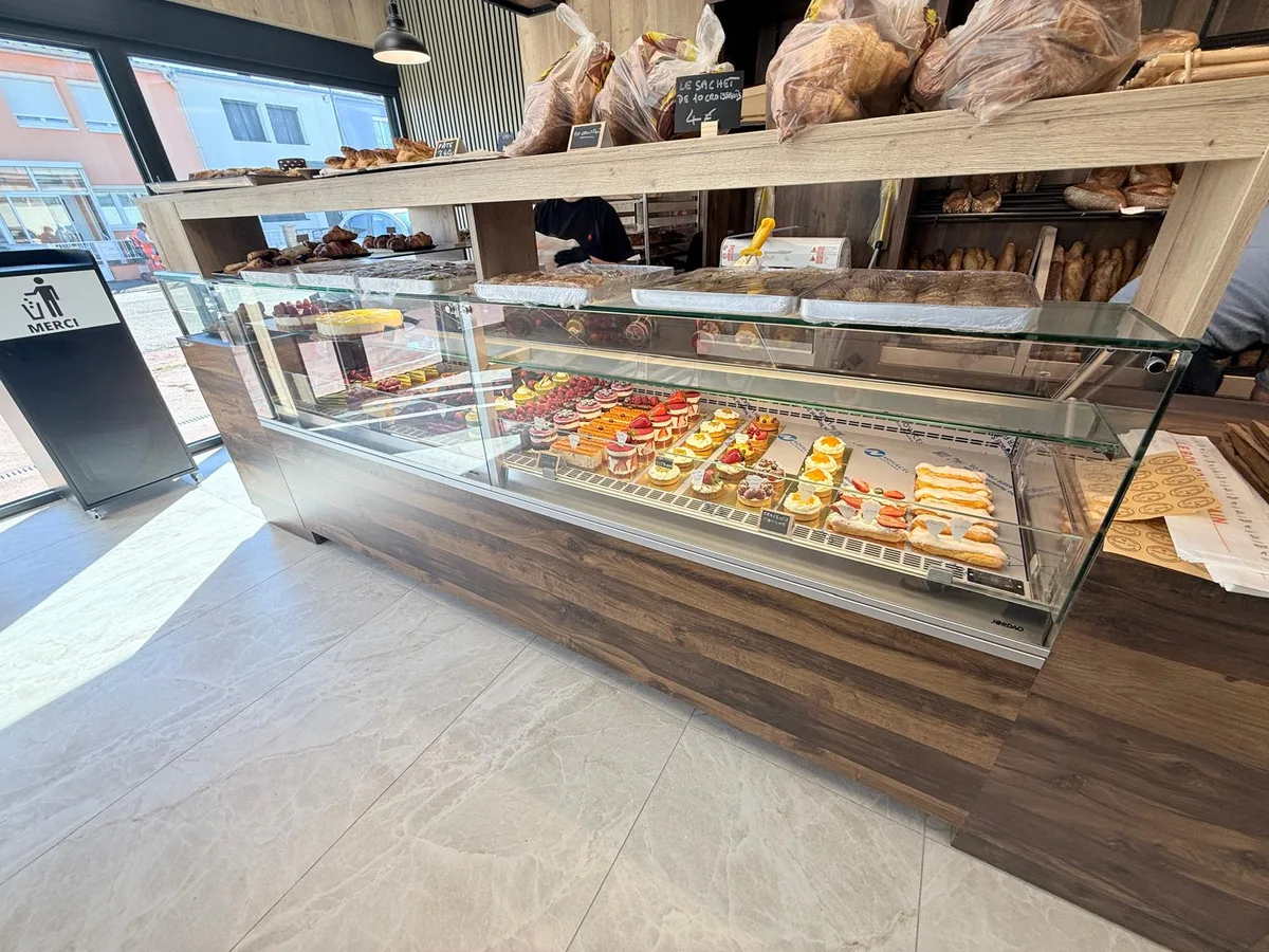 Intérieur lumineux de la boulangerie