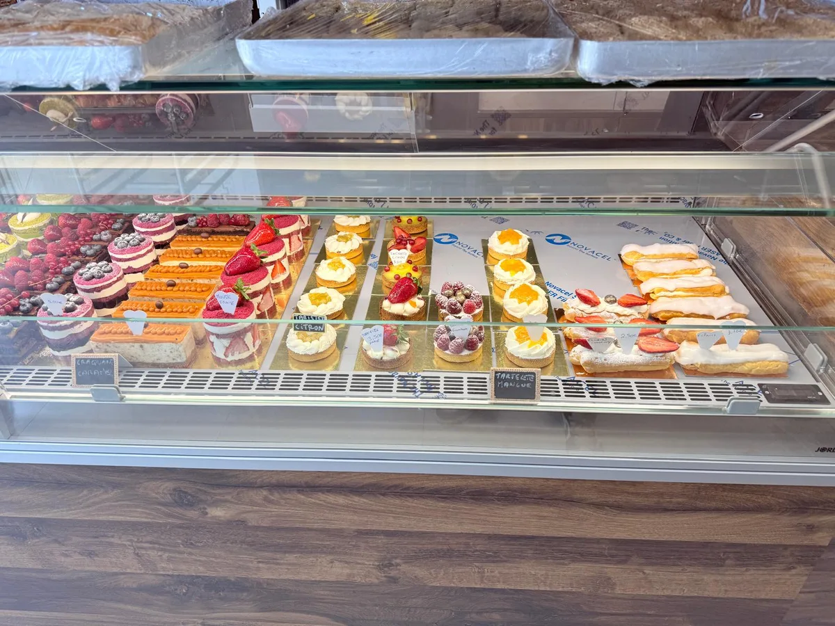 Vitrine de tartelettes et éclairs