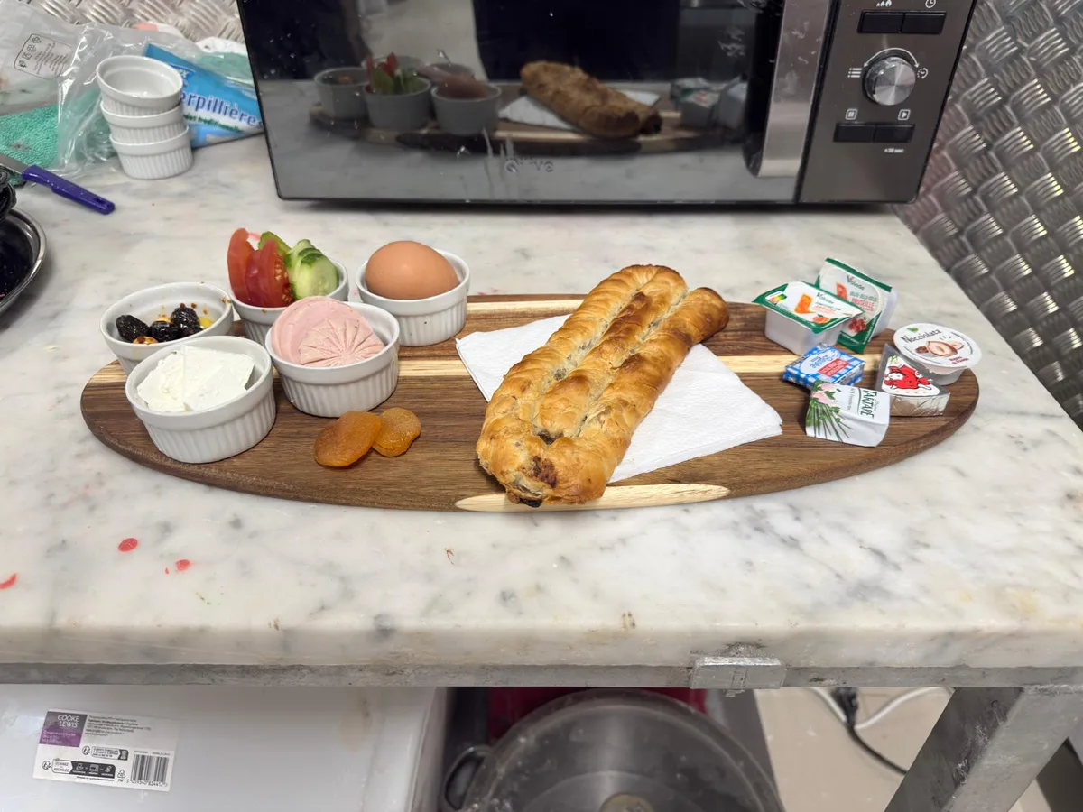 Petit-déjeuner turc avec börek