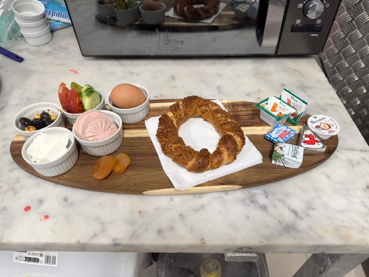 Plateau petit-déjeuner turc complet avec simit, olives, fromages et crudités