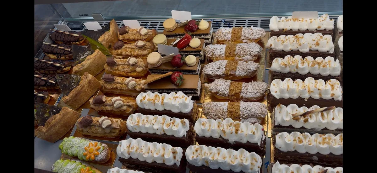 Éclairs, macarons et mille-feuilles artisanaux