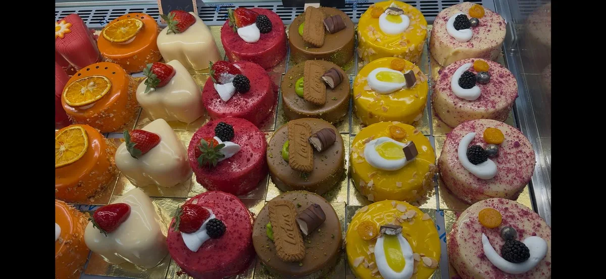 Entremets colorés en vitrine